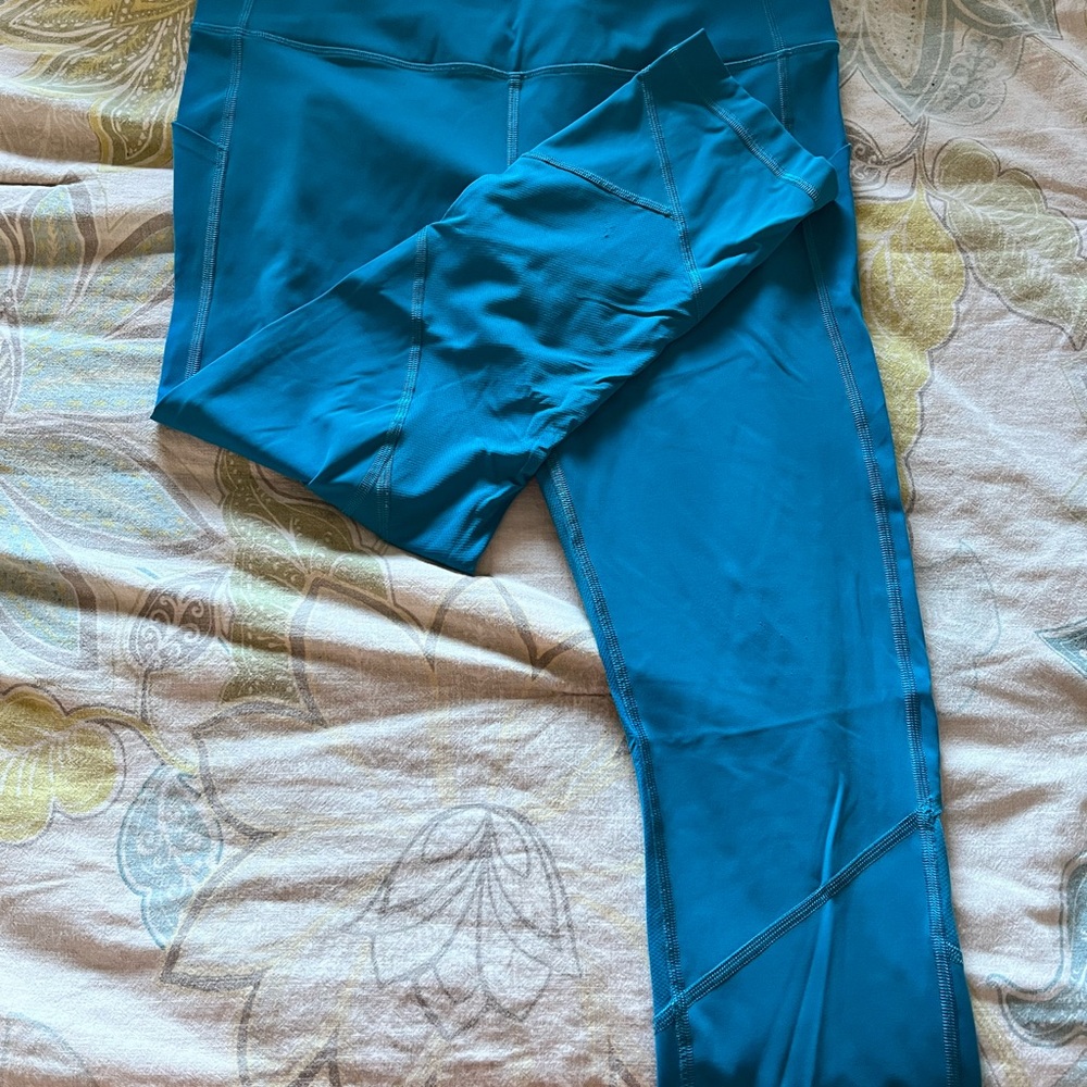 Lululemon workout leggings. Ankle length. Beautiful teal color. Size 10